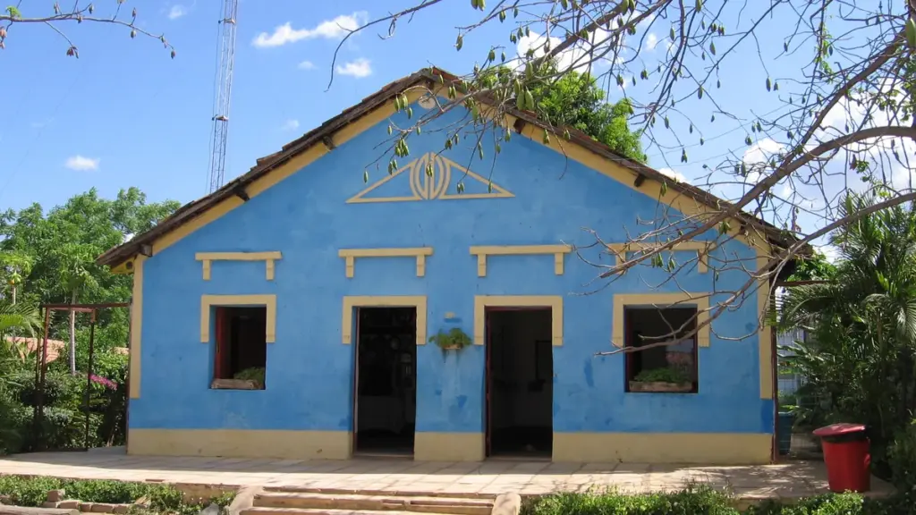 Fachada azul e amarela da Fundação Casa Grande, em Nova Olinda, em fotografia de 2006